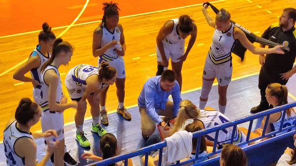 Trijumf sa primesama gorčine, Prva ženska liga Srbije