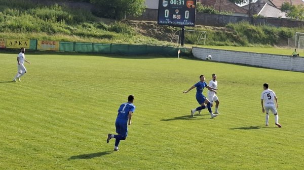 Neozbiljni Surčinci sami sebi davali golove protiv gostiju iz Bariča, Srpska liga Beograd